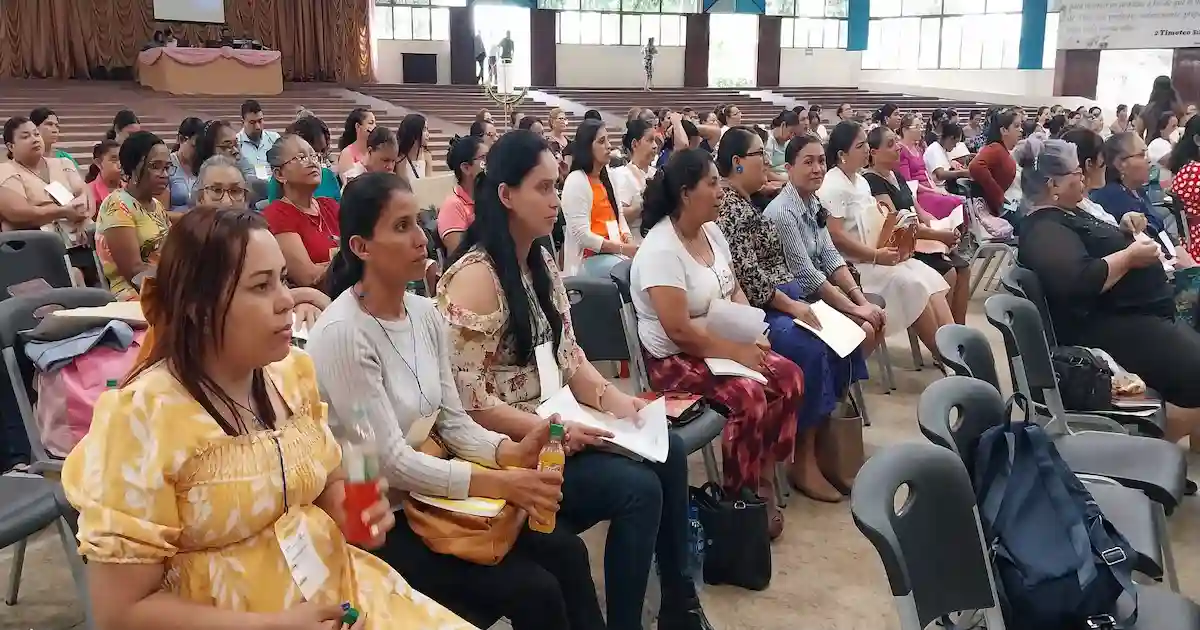 mujeres bautistas de la convencion bautista de nicaragua en su asamblea general en masaya 2025