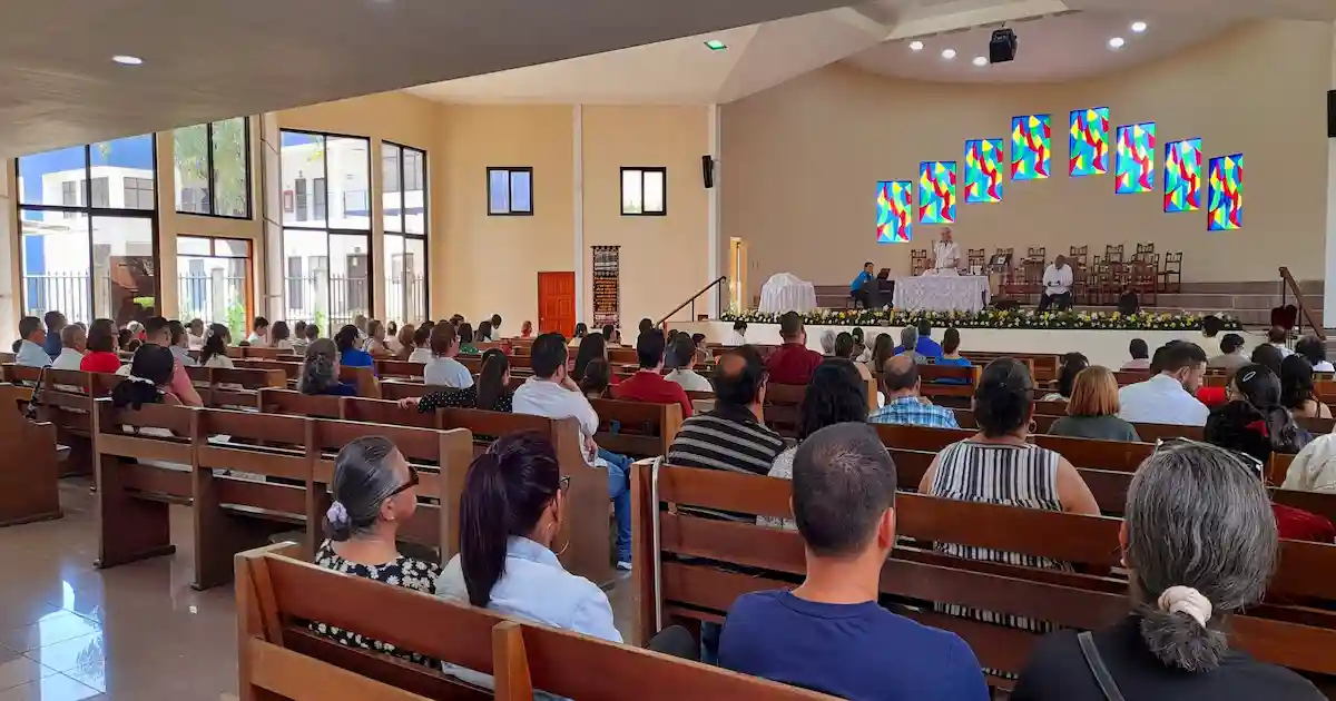 congregacion de la primera iglesia bautista de managua celebrando su 108 aniversario en su templo