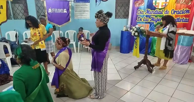 Octava Iglesia Bautista de Managua (Iglesia Bautista Horeb) en oración