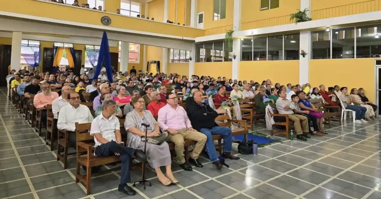 asistentes al centenario de la primera iglesia bautista de Masatepe en Nicaragua.