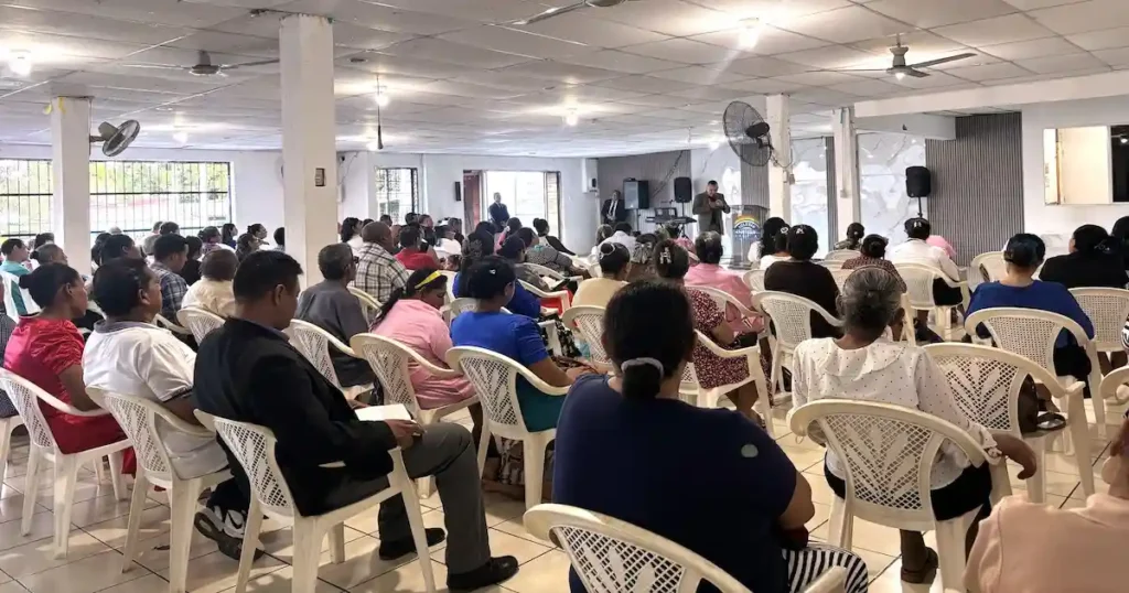 Iglesia Dios es Amor en Nicaragua sede central de la iglesia, ubicada en Managua, en el Barrio Campo Bru, de la Óptica Munkel de Ciudad Jardín, una cuadra al sur.