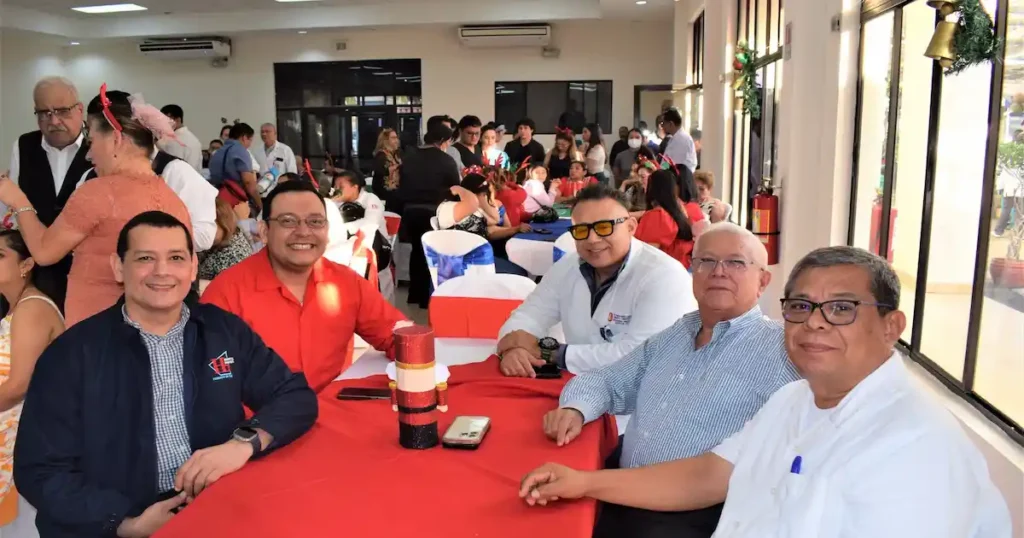 En el Hospital Bautista Juan Carlos Soliz director del hospital y Feliz Ruiz presidente de la CBN