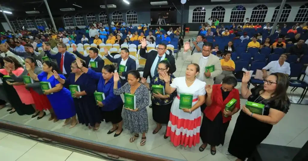 Nicaragüenses portando la Biblia cada uno en una iglesia evangélica y ejerciendo su libertad religiosa