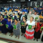Nicaragüenses portando la Biblia cada uno en una iglesia evangélica y ejerciendo su libertad religiosa