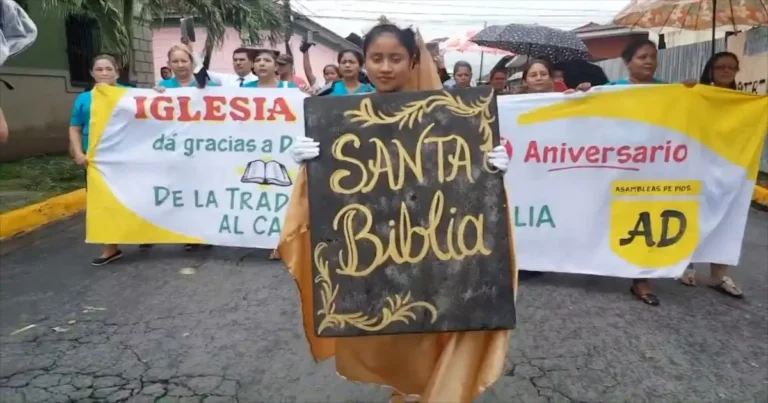una iglesia de las Asambleas de Dios celebra el día de la Biblia en Nicaragua