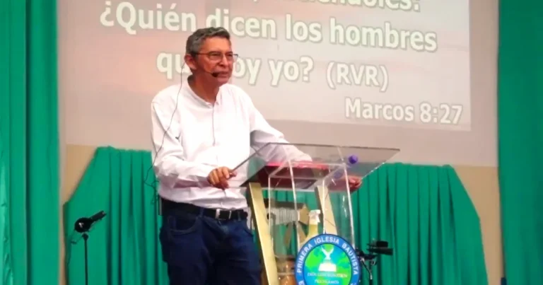Carlos Ruiz Rector del Seminario Teológico Bautista, hace una exposición en un evento de USOJOBANIC en la Primera Iglesia Bautista de Masaya.