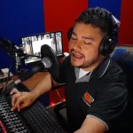 Locutor de Radio Bautista en una transmisión para recolectar la ofrenda navideña