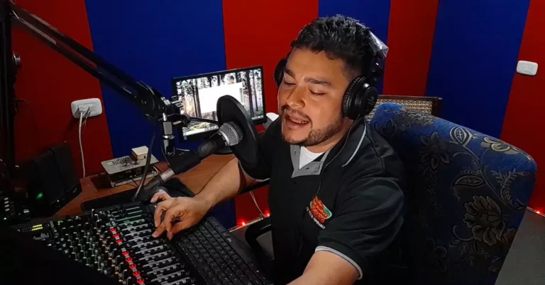 Locutor de Radio Bautista en una transmisión para recolectar la ofrenda navideña