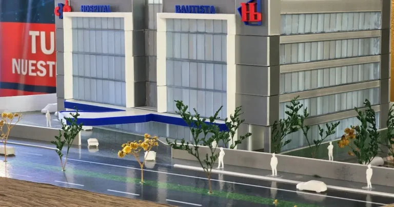 La maqueta oficial del proyecto fue revelada por el director del centro, Dr. Juan Carlos Solís, ante los delegados de la 94ª Asamblea General de la Convención Bautista de Nicaragua 2026