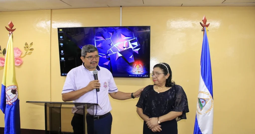 El Colegio Bautista dedicó un acto especial para agradecer la trayectoria de la maestra Julia Aleyda Barahona. La educadora concluye su periodo como subdirectora tras servir a diversas generaciones durante los últimos seis años.