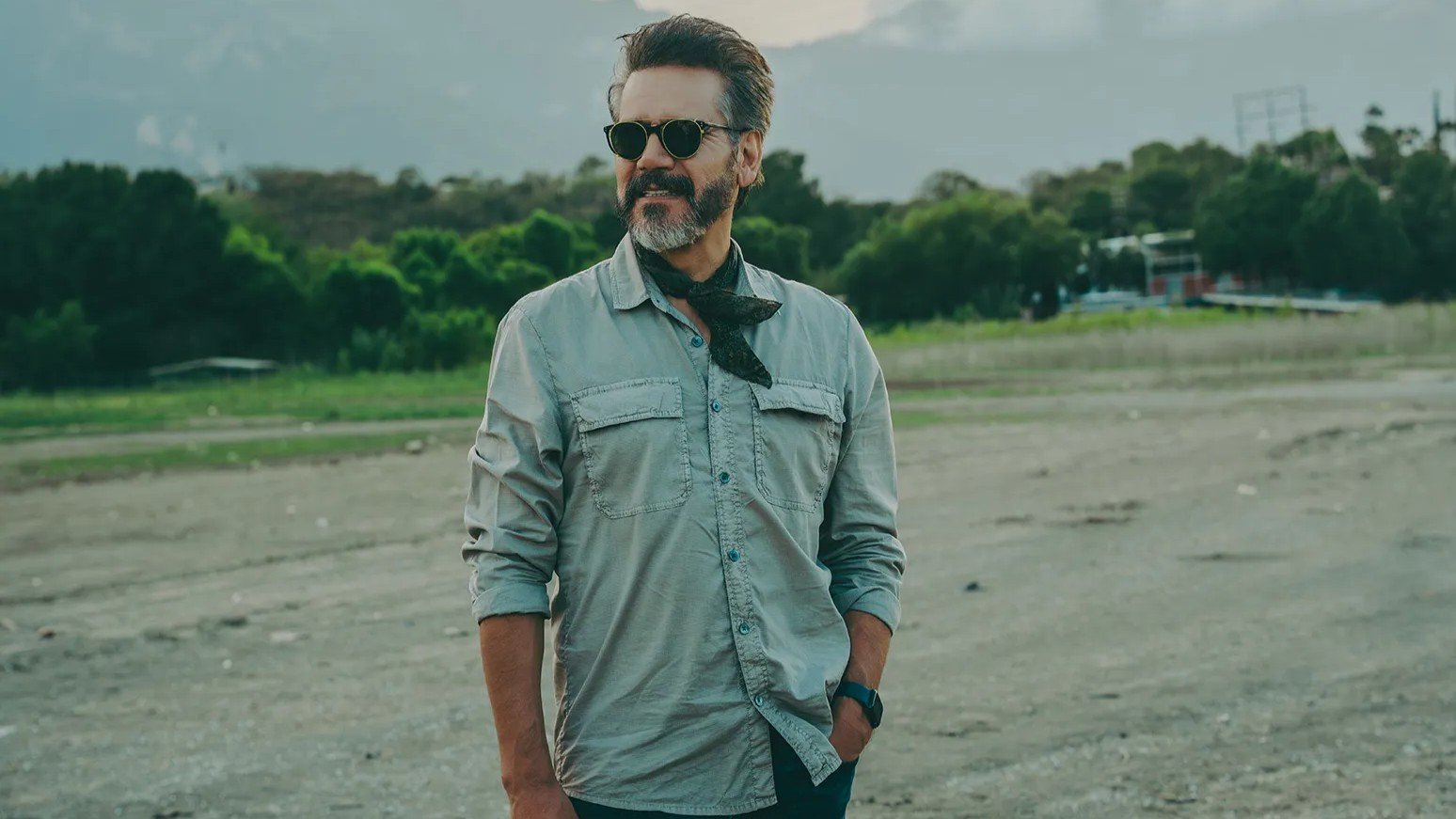 Jesús Adrián Romero afirmó que no considera necesario mencionar nombres concretos, pero sostuvo que numerosos músicos cristianos trabajan con artistas de diferentes géneros