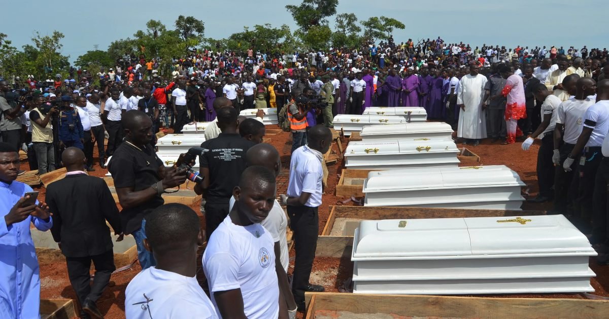 entierro de cristianos asesinados en Nigeria