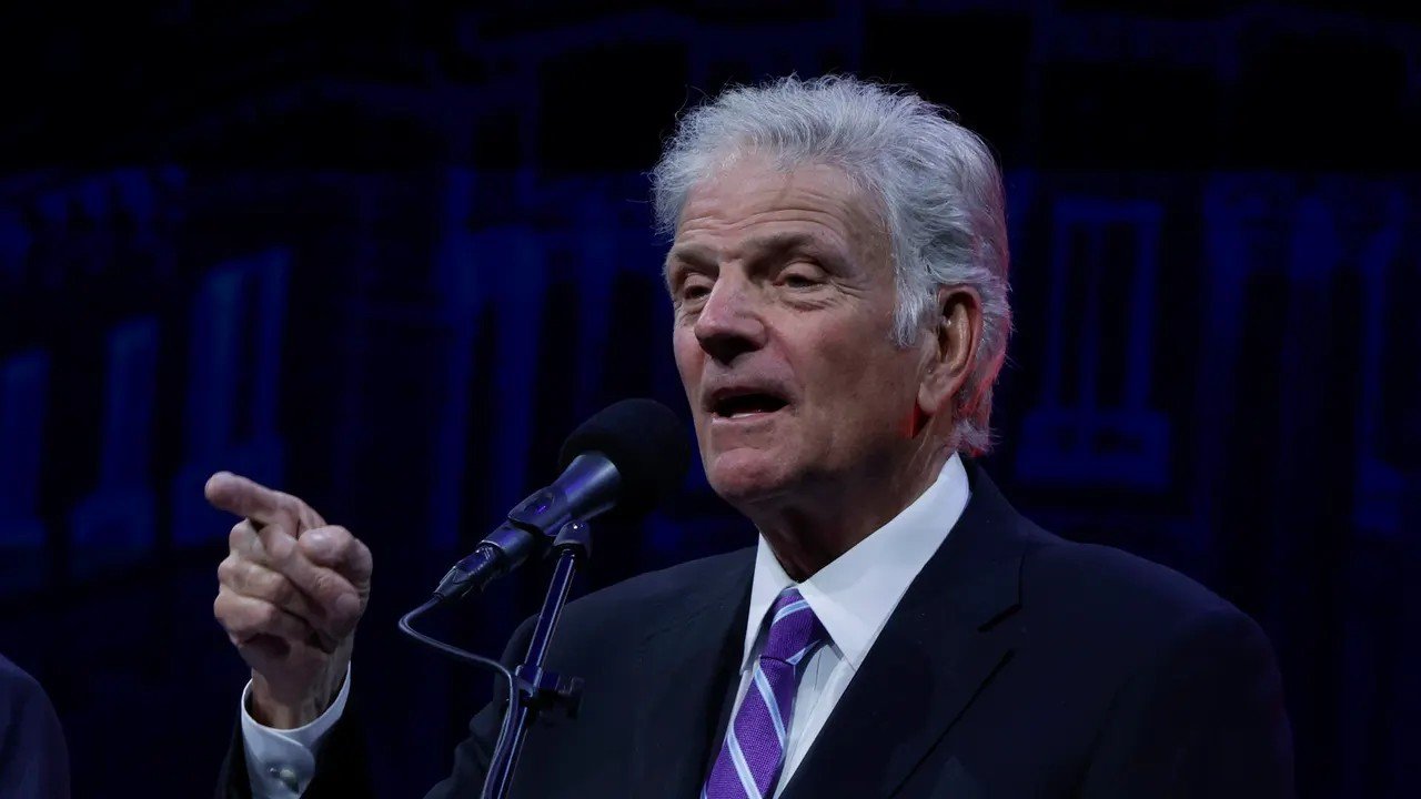 El evangelista Franklin Graham ha lanzado una severa advertencia a la iglesia: muchos cristianos están librando una batalla espiritual que ni siquiera reconocen debido al analfabetismo bíblico.