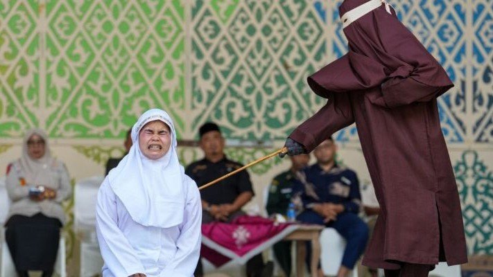 La condena de la pareja fue La condena fue ejecutada el 2 de julio de 2026 en el parque Bustanussalatin, en Banda Aceh, capital de la provincia de Aceh, ante la presencia de al menos un centenar de personas